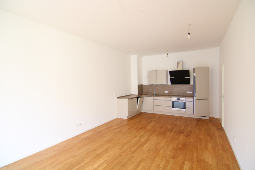 Wohnzimmer mit offener Küche