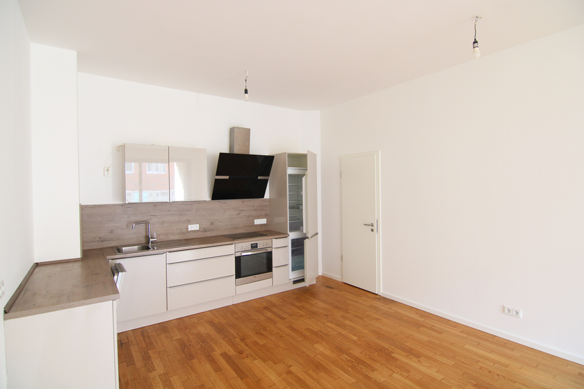 Wohnzimmer mit offener Küche