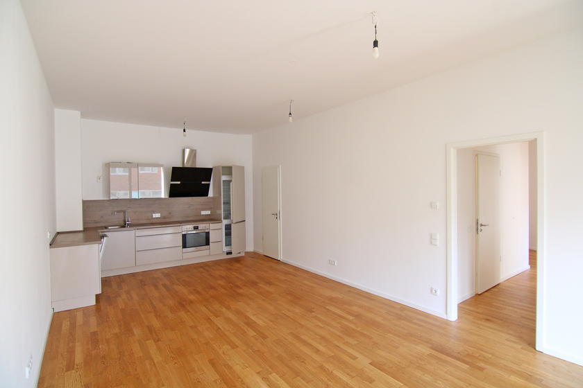 Wohnzimmer mit offener Küche