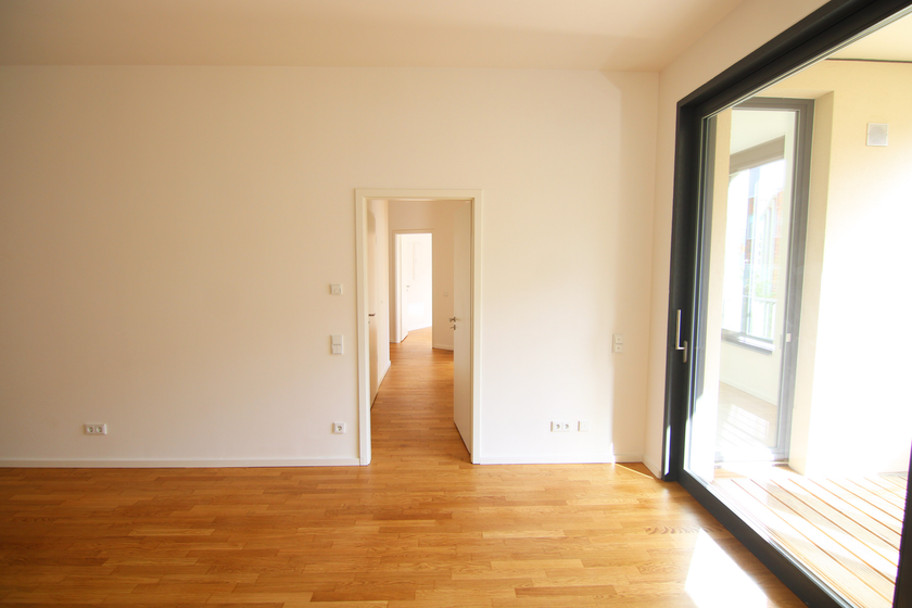 Wohnzimmer mit offener Küche