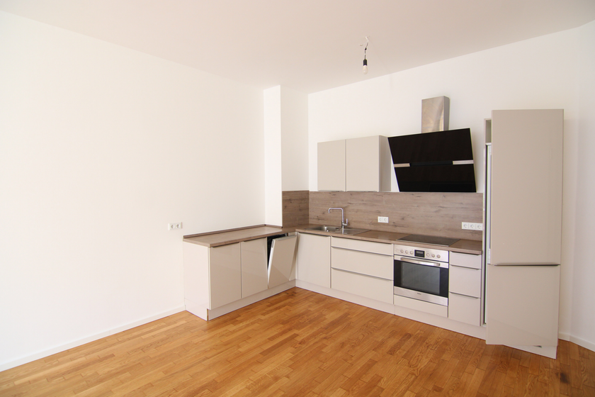 Wohnzimmer mit offener Küche