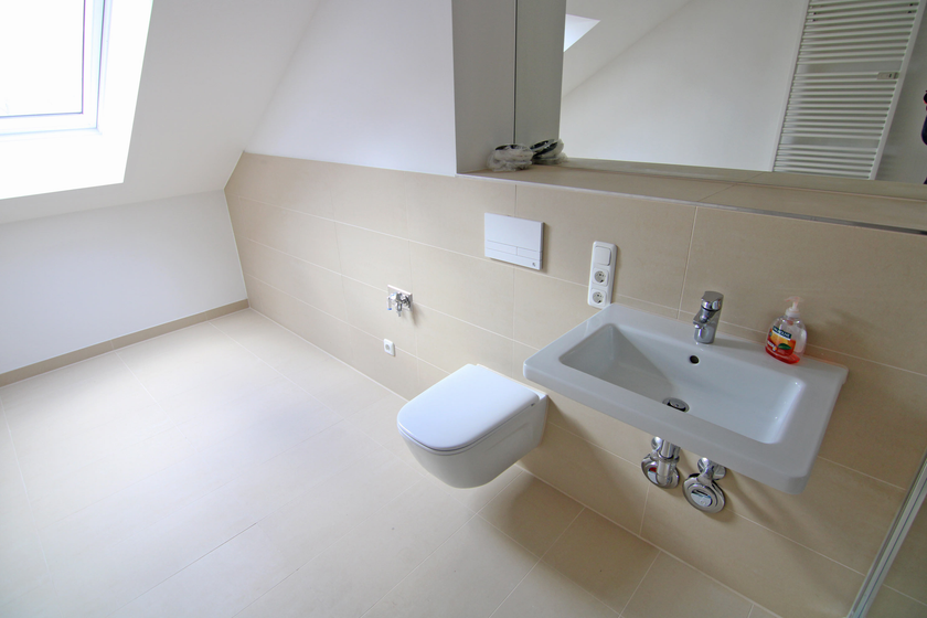 Elegantes Bad mit Fenster