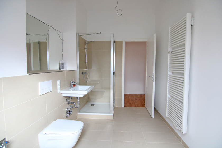 Elegantes Bad mit Fenster