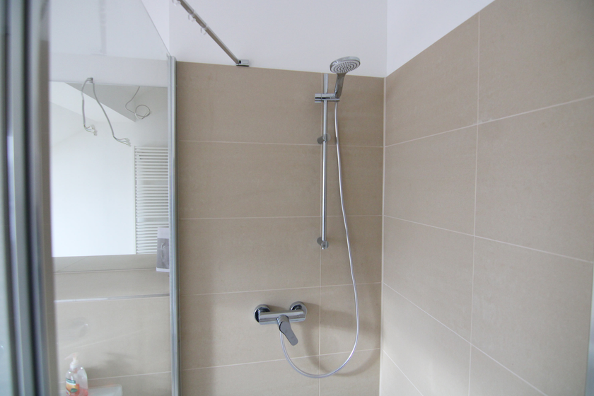 Elegantes Bad mit Fenster