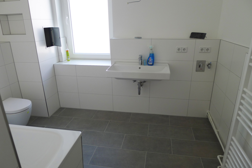 Neues Wannenbad mit Fenster