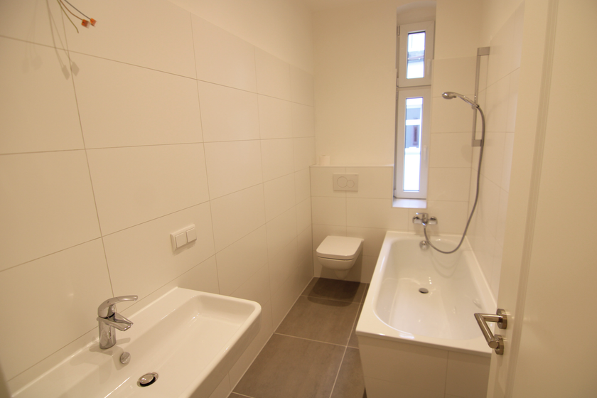 Neues Wannenbad mit Fenster