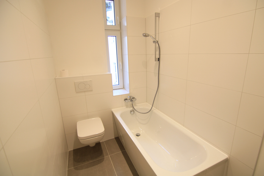 Neues Wannenbad mit Fenster