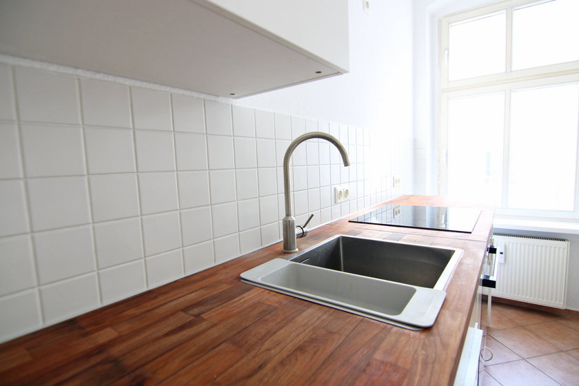 Küche mit kleiner Einbauküche