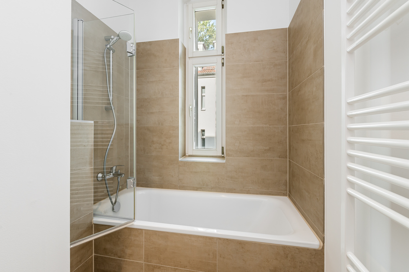 Elegantes Wannenbad m. Fenster