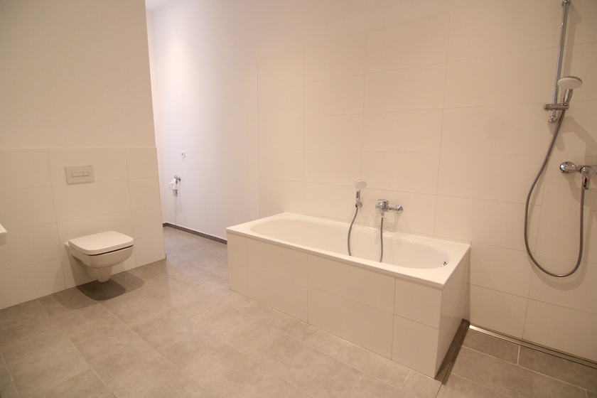 Tolles Bad mit Wanne + Dusche