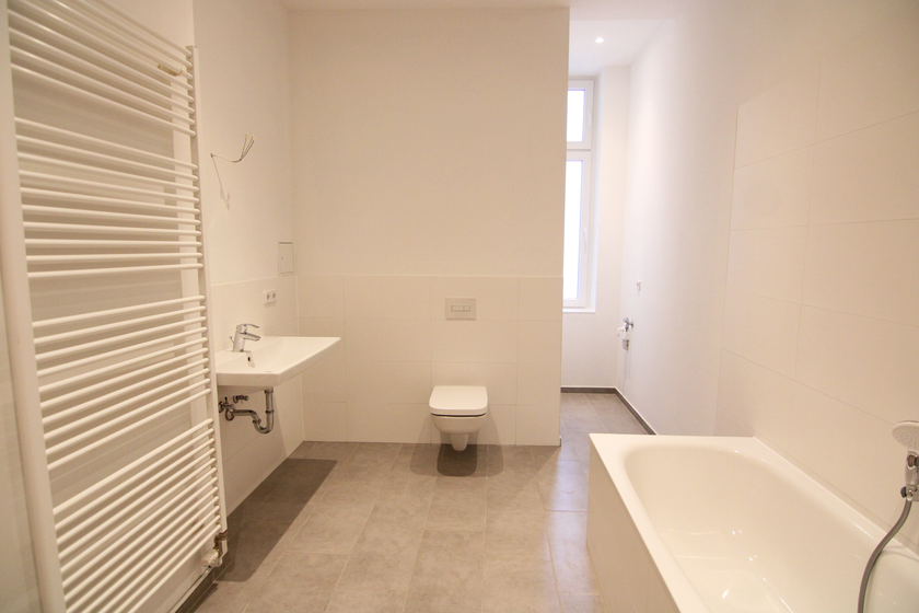 Tolles Bad mit Wanne + Dusche