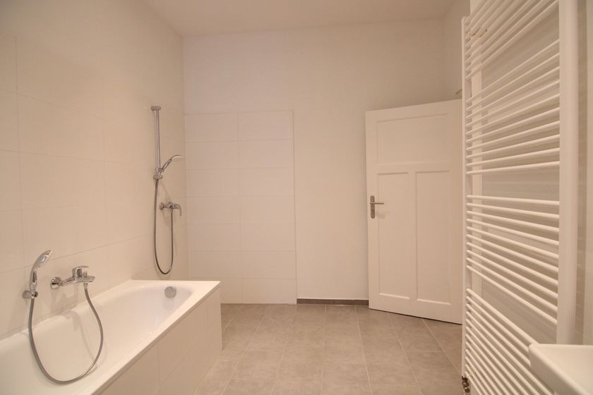 Tolles Bad mit Wanne + Dusche