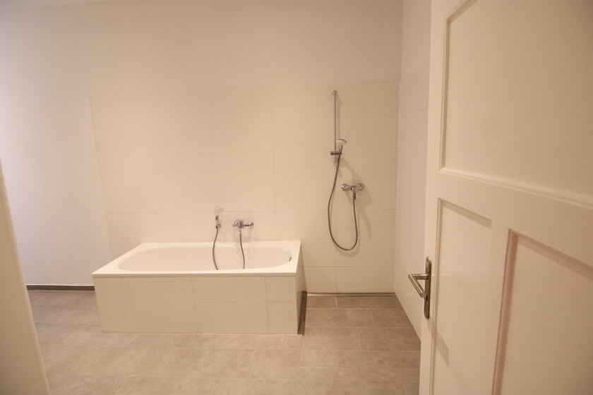Tolles Bad mit Wanne + Dusche
