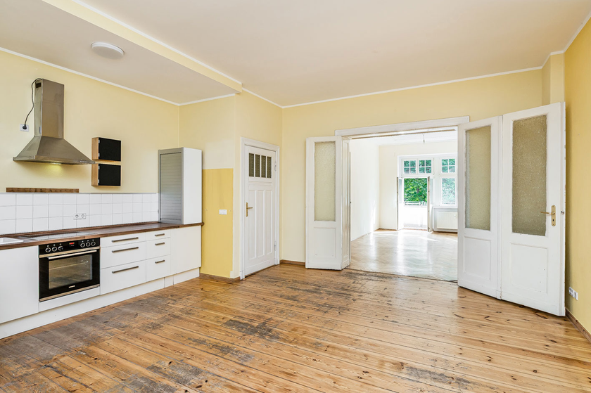 Zimmer mit offener Küche