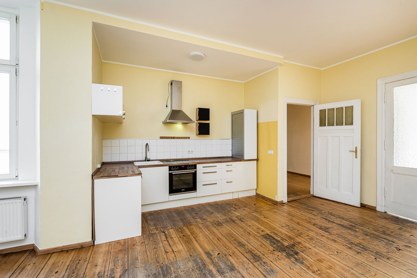 Zimmer mit offener Küche