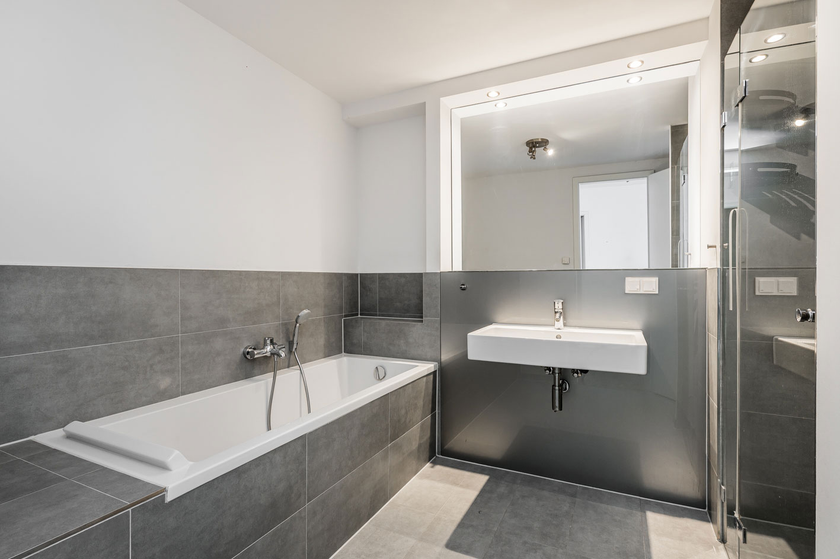 Elegantes Bad m. Wanne+Dusche