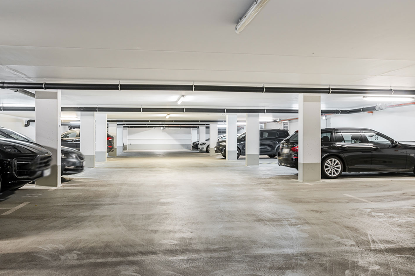 Tiefgaragenplatz vorhanden!