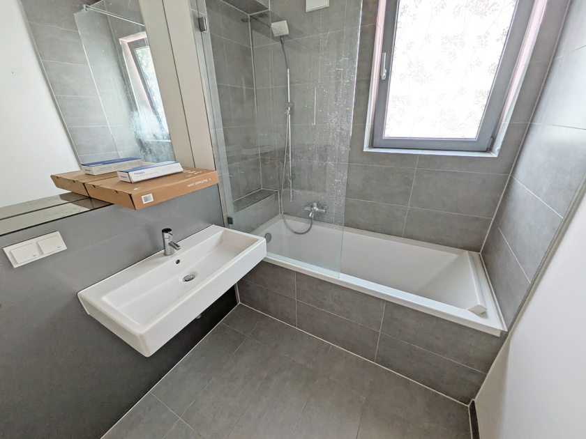 Schickes Bad mit Wanne