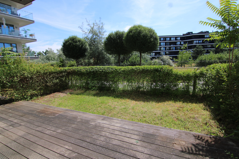 Geräumige Terrasse mit Garten