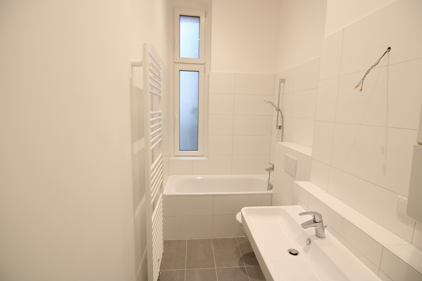 Neues Wannenbad m. Fenster