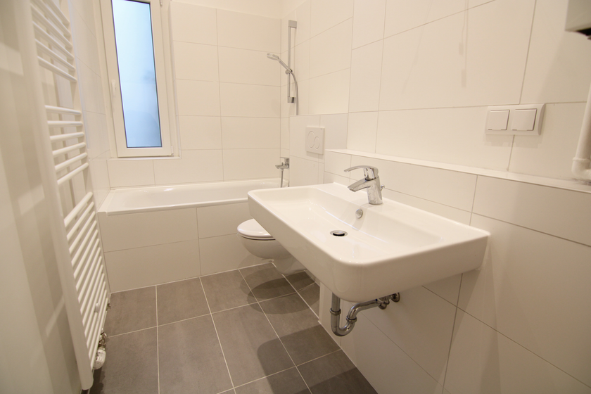 Neues Wannenbad m. Fenster