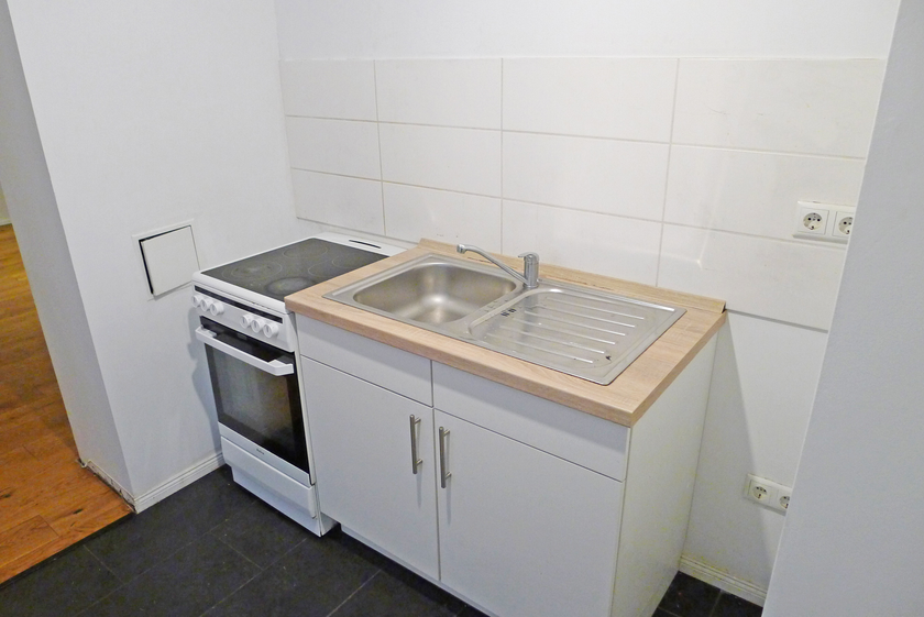 Küche mit Herd und Spüle