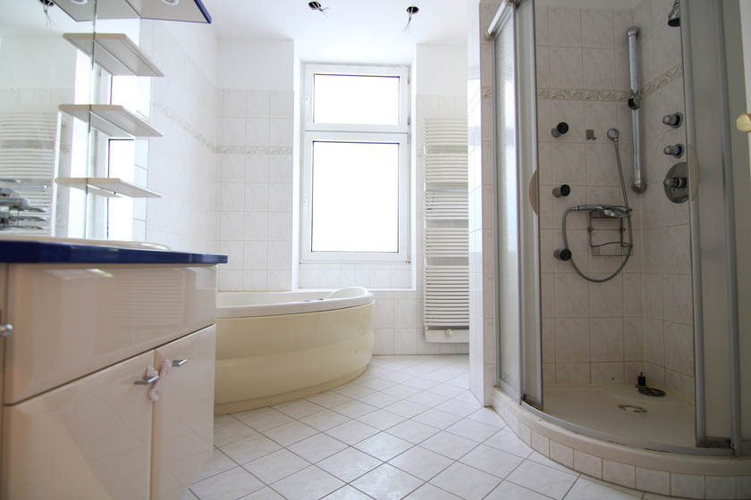 Großes Bad mit Wanne+Dusche