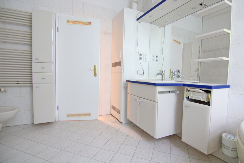 Großes Bad mit Wanne+Dusche