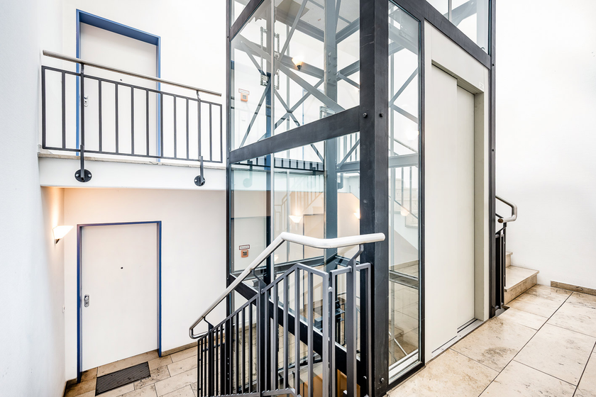 Treppenhaus mit Aufzug