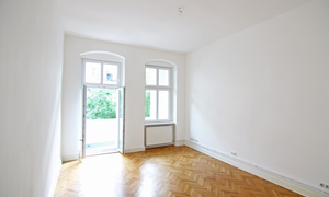 Wohnzimmer mit Südwest-Balkon