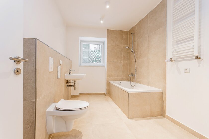 Neues Wannenbad mit Fenster