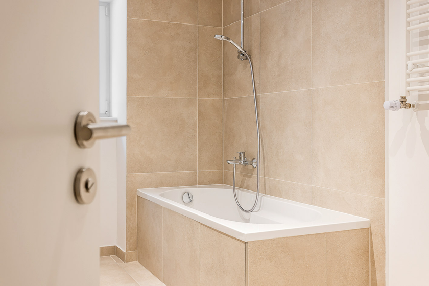 Neues Wannenbad mit Fenster