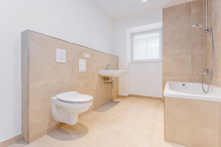 Neues Wannenbad mit Fenster