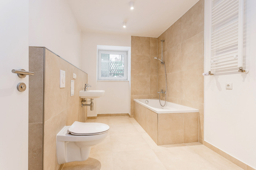 Neues Wannenbad mit Fenster