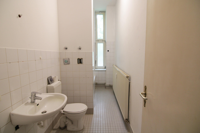 Gefliestes Wannenbadezimmer
