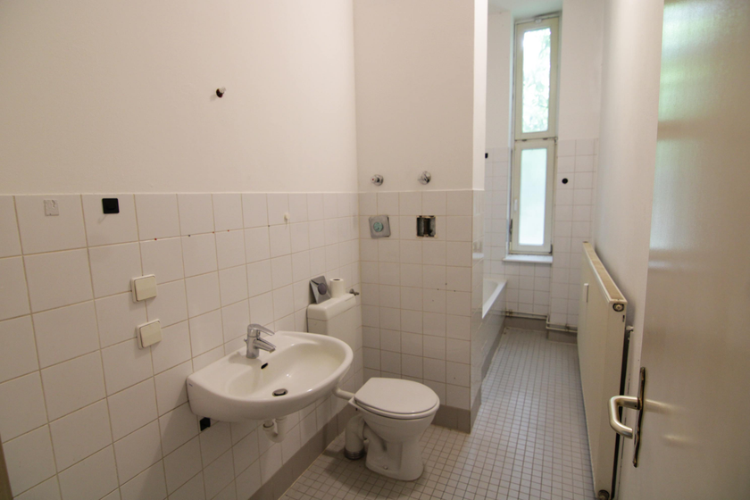 Gefliestes Wannenbadezimmer