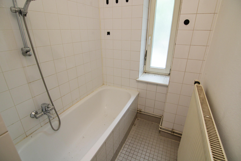 Gefliestes Wannenbadezimmer