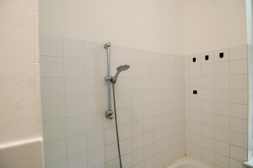 Gefliestes Wannenbadezimmer