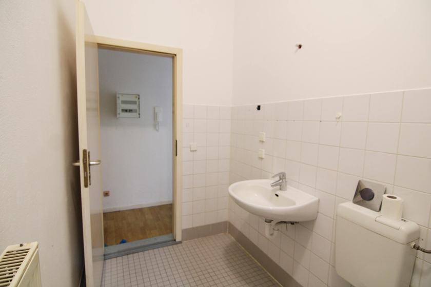 Gefliestes Wannenbadezimmer