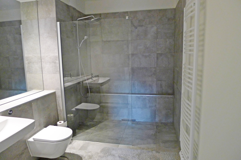 Elegantes Bad mit gr. Dusche