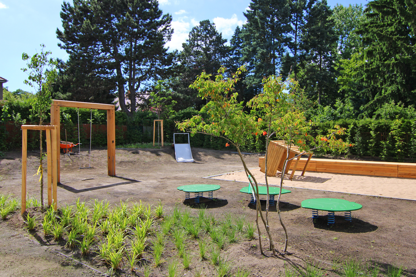 Spielplatz auf dem Grundstück