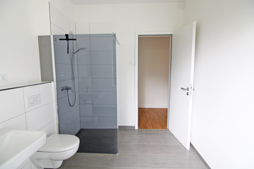 Tageslichtbad mit gr. Dusche