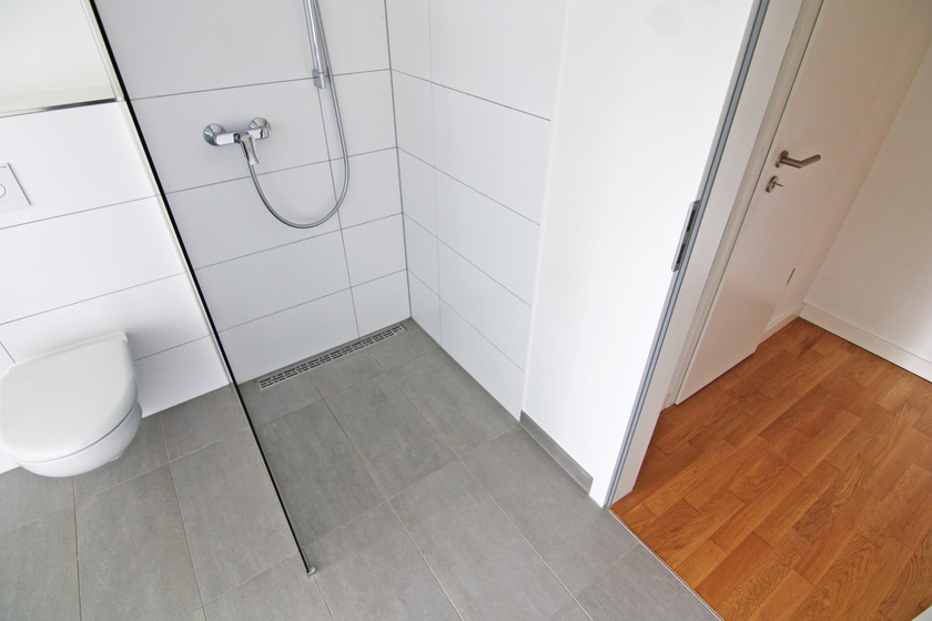 Tageslichtbad mit gr. Dusche