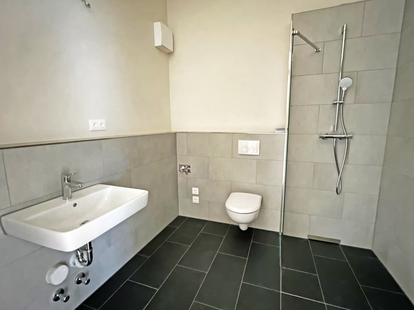 Bad mit großer Dusche