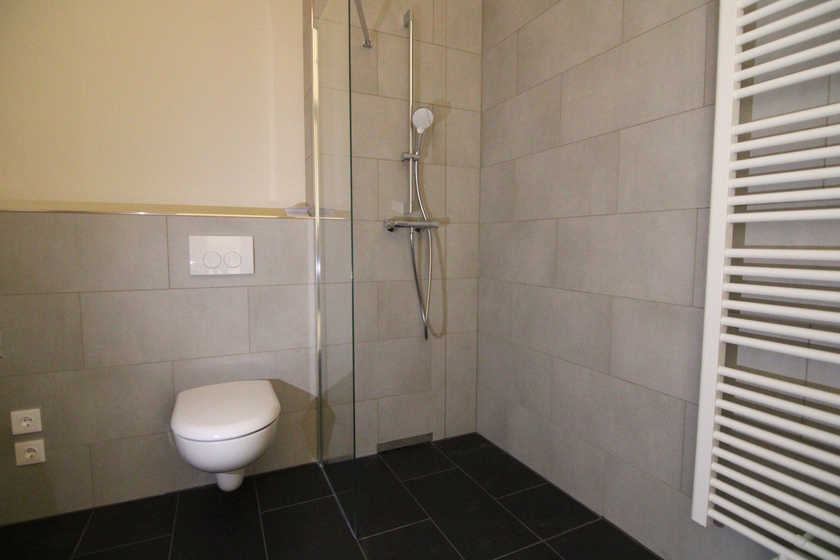 Bad mit großer Dusche