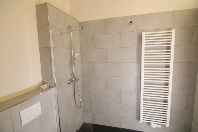 Bad mit großer Dusche