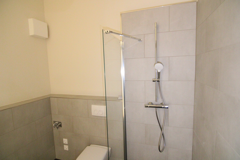 Bad mit großer Dusche