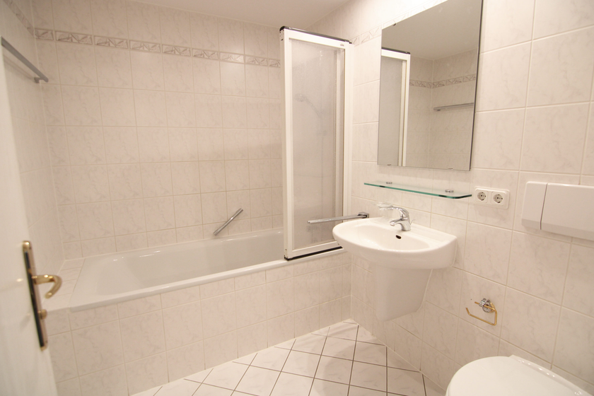 Gefliestes Wannenbadezimmer