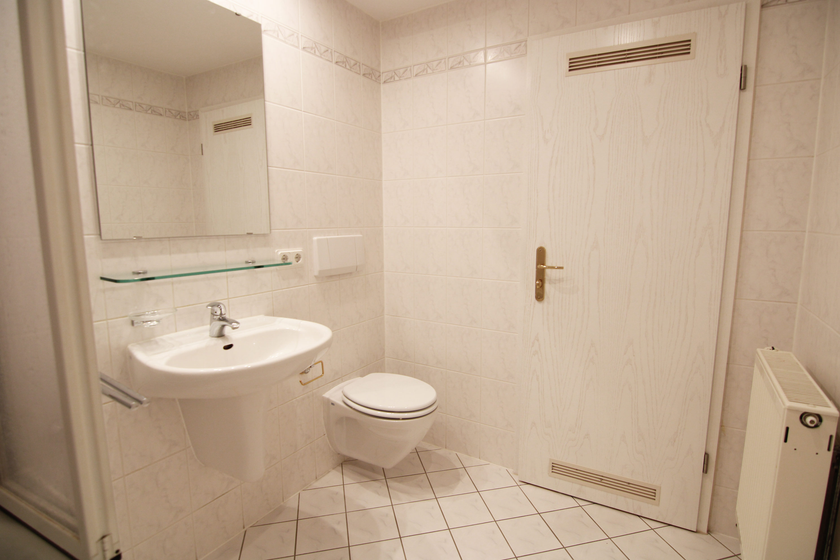 Gefliestes Wannenbadezimmer