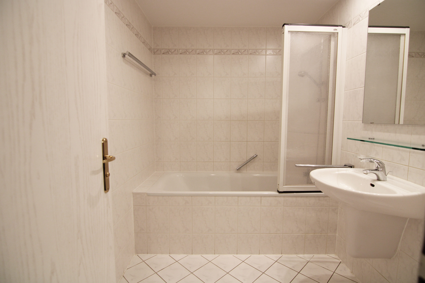 Gefliestes Wannenbadezimmer